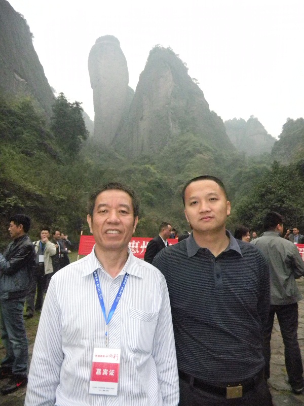 深圳市邵陽商會會長劉長江先生(左)與深圳市邵陽商會秘書長黃丹先生(右)
