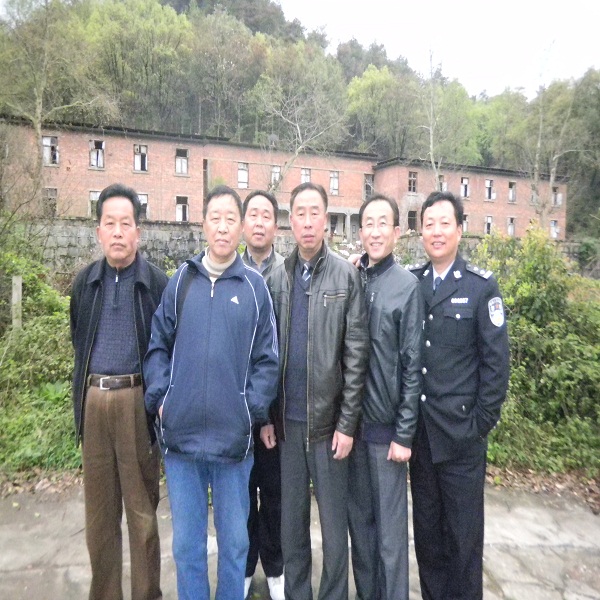 我司總經(jīng)理韓鵬先生(右二)與湖南洞口縣工商界朋友合影